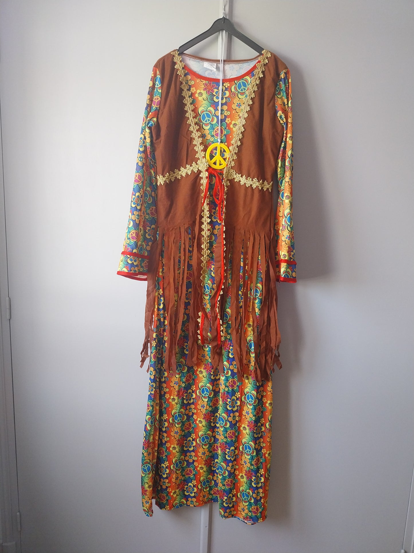 Déguisement femme hippie fluide (robe avec veston, collier peace & love)