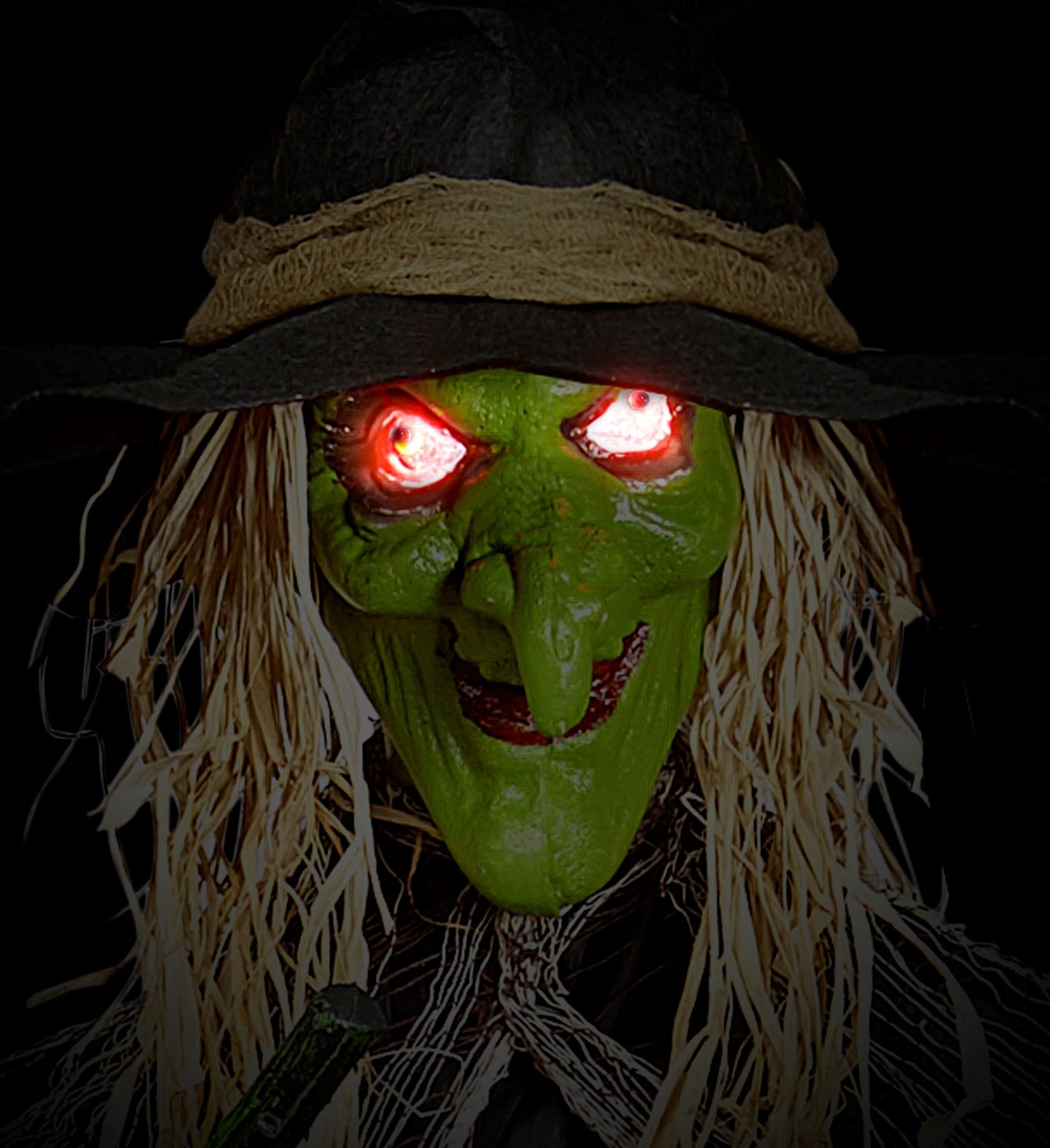 Décoration Effrayante : Sorcière 240 cm avec Balai et Yeux Rouges Lumineux